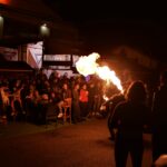 Cracheur de feu avant les finales du ROck Tour, compétition d'escalade