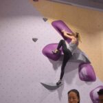 Zélie Gachet en compétition d'escalade